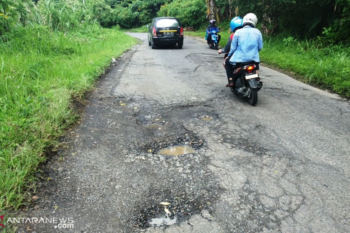 Dewan desak PUPR perbaiki jalan provinsi yang rusak