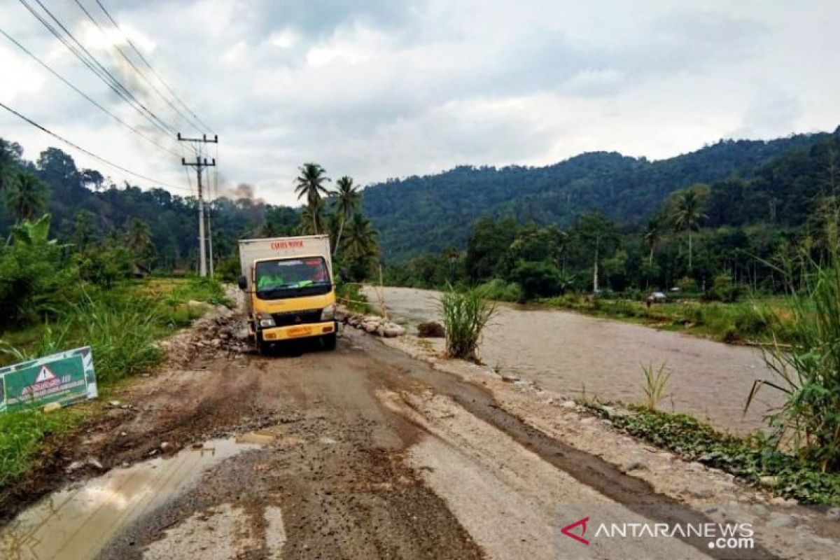 Pemudik diimbau waspada tiga titik rawan di Jembatan Merah-Lingga Bayu