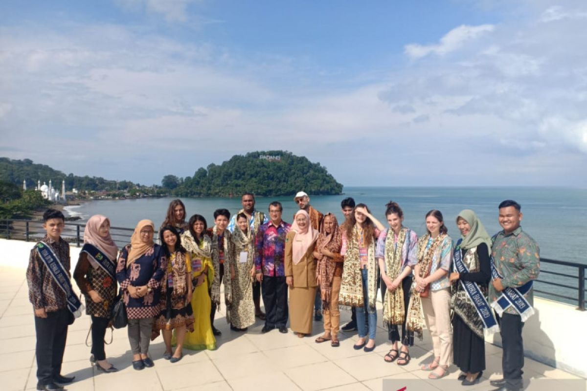 Belasan pemuda program BSBI pelajari seni budaya Minangkabau