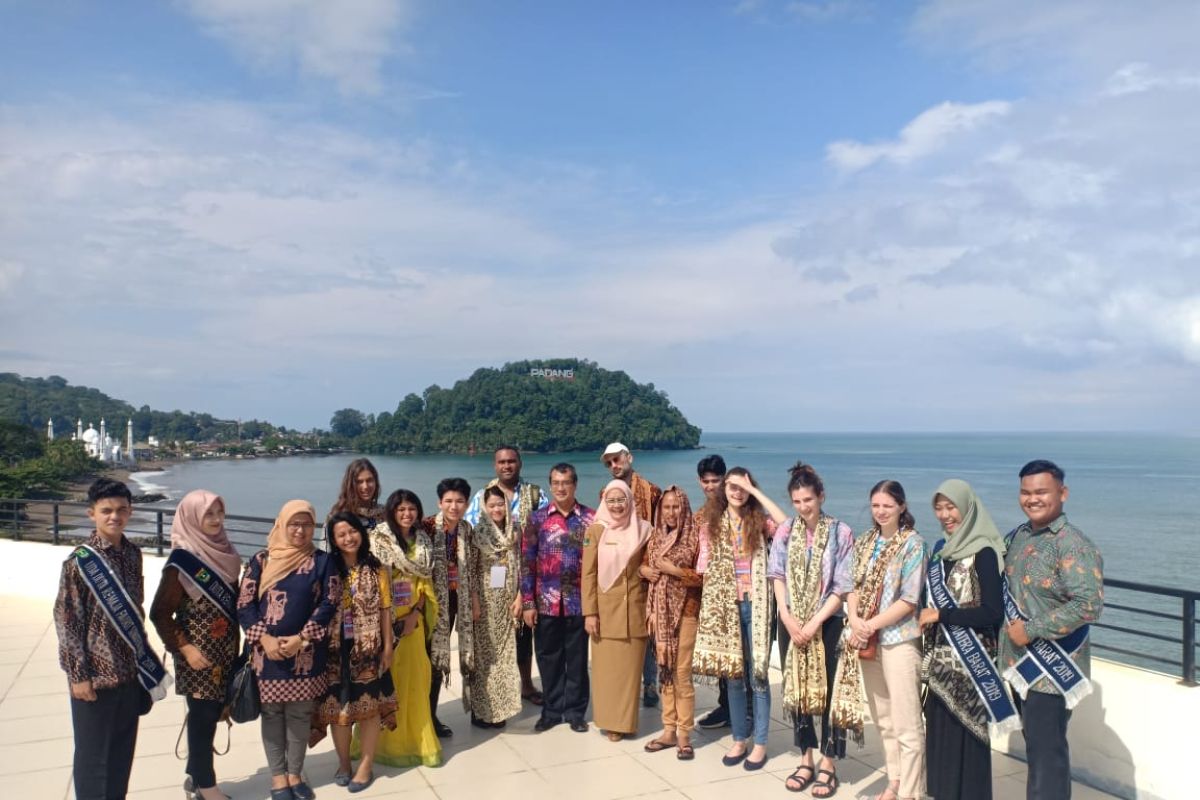 Dozens of youth from BSBI programs learned about Minangkabau cultural arts