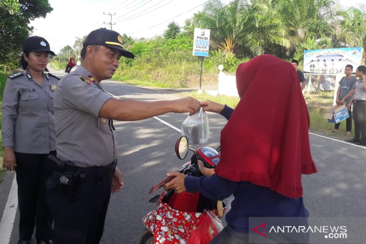 Polsek Riau Silip bagikan takjil bagi pengguna kendaraan