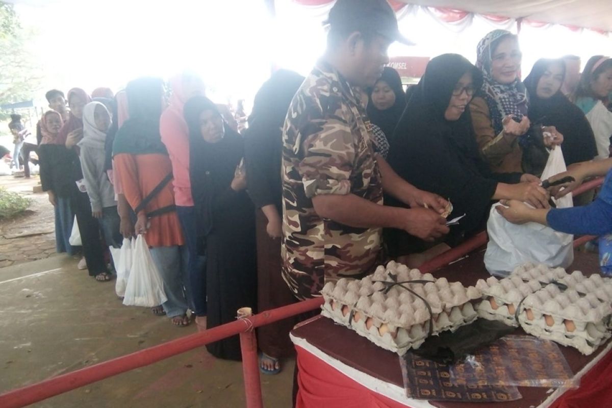 Ribuan warga Rangkasbitung padati pasar murah