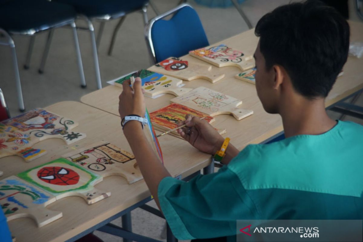 Pasien RSJD Surakarta melukis bersama di Hari Skizofrenia