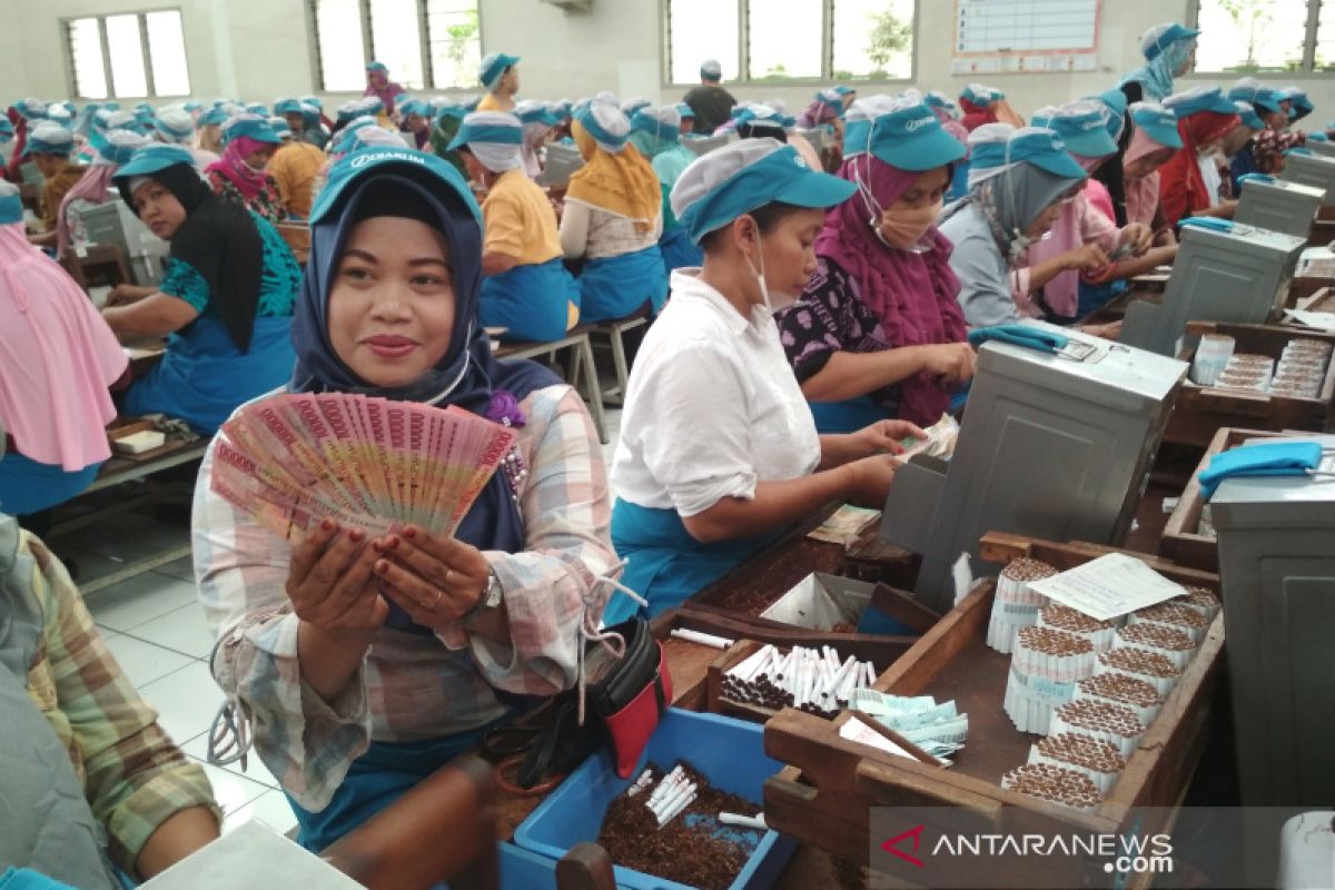 Ribuan karyawan rokok di Kudus terima THR lebih awal