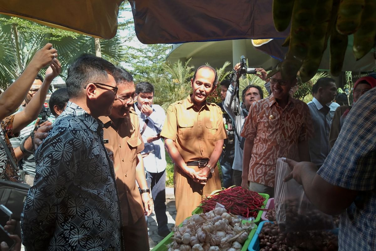 Warga kurang mampu dapat kupon belanja di Pasar Murah Pemprov Sumbar