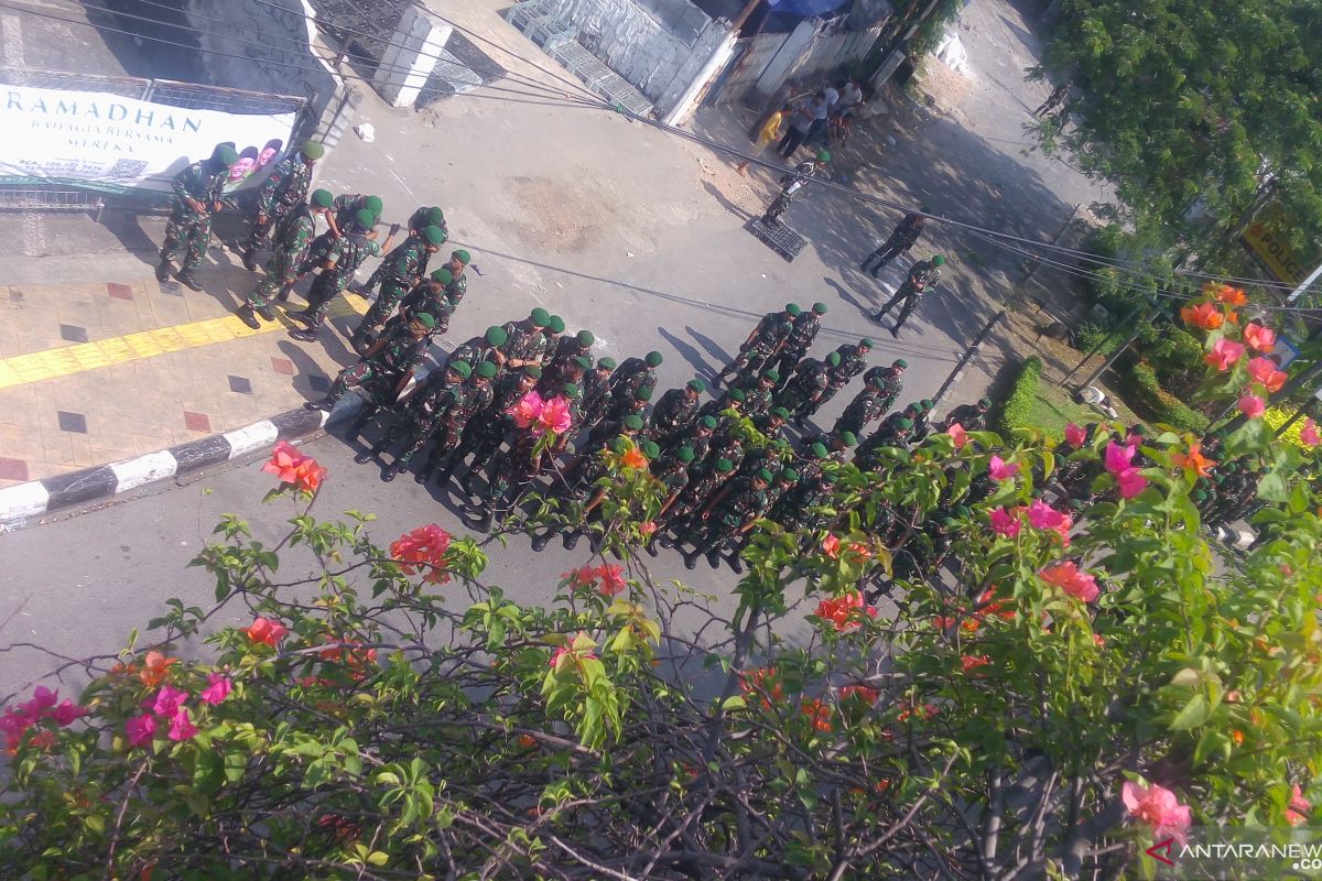 TNI AD hadang massa serbu Polsektro Gambir