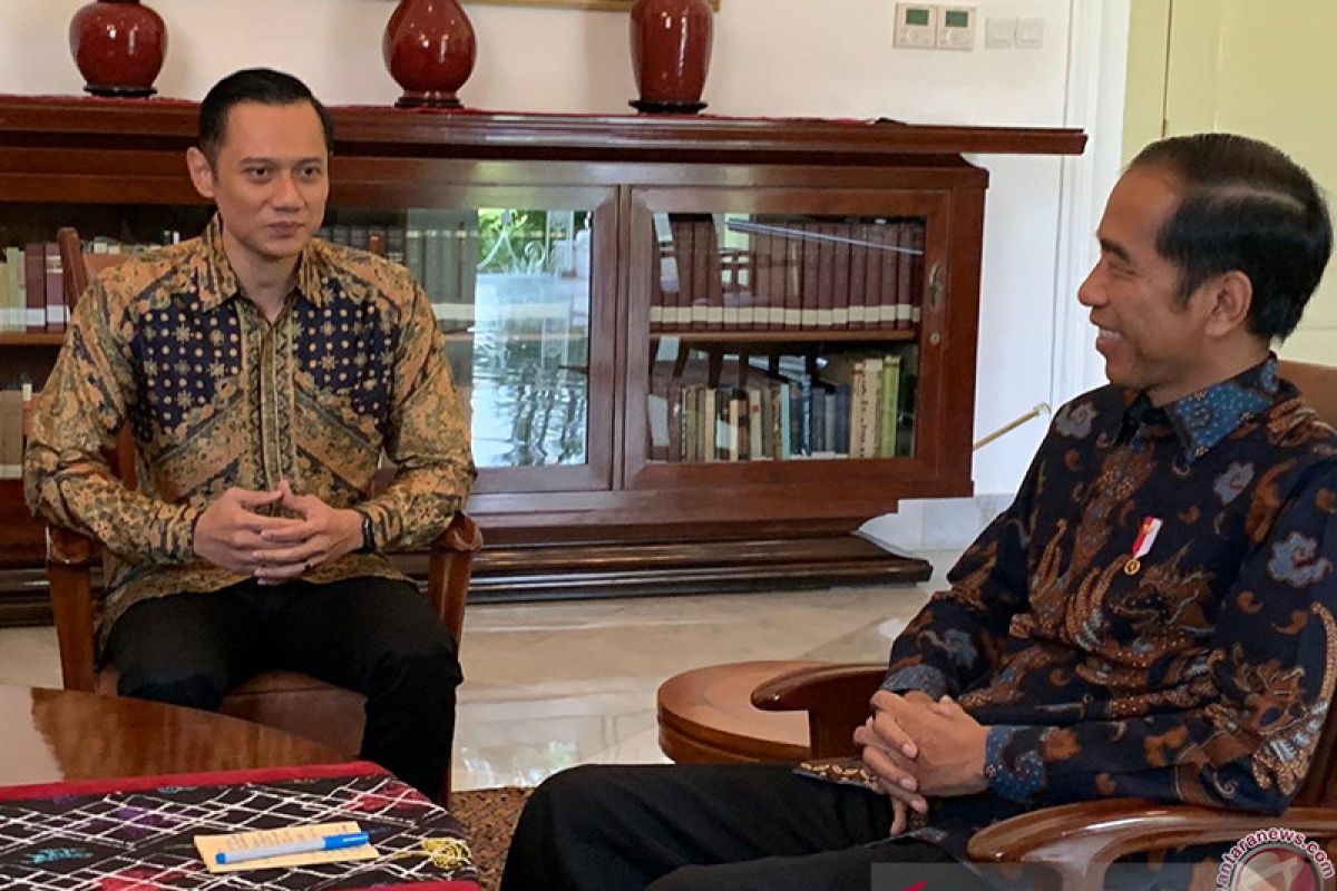 AHY kenakan batik kuning emas temui Jokowi di Istana Bogor