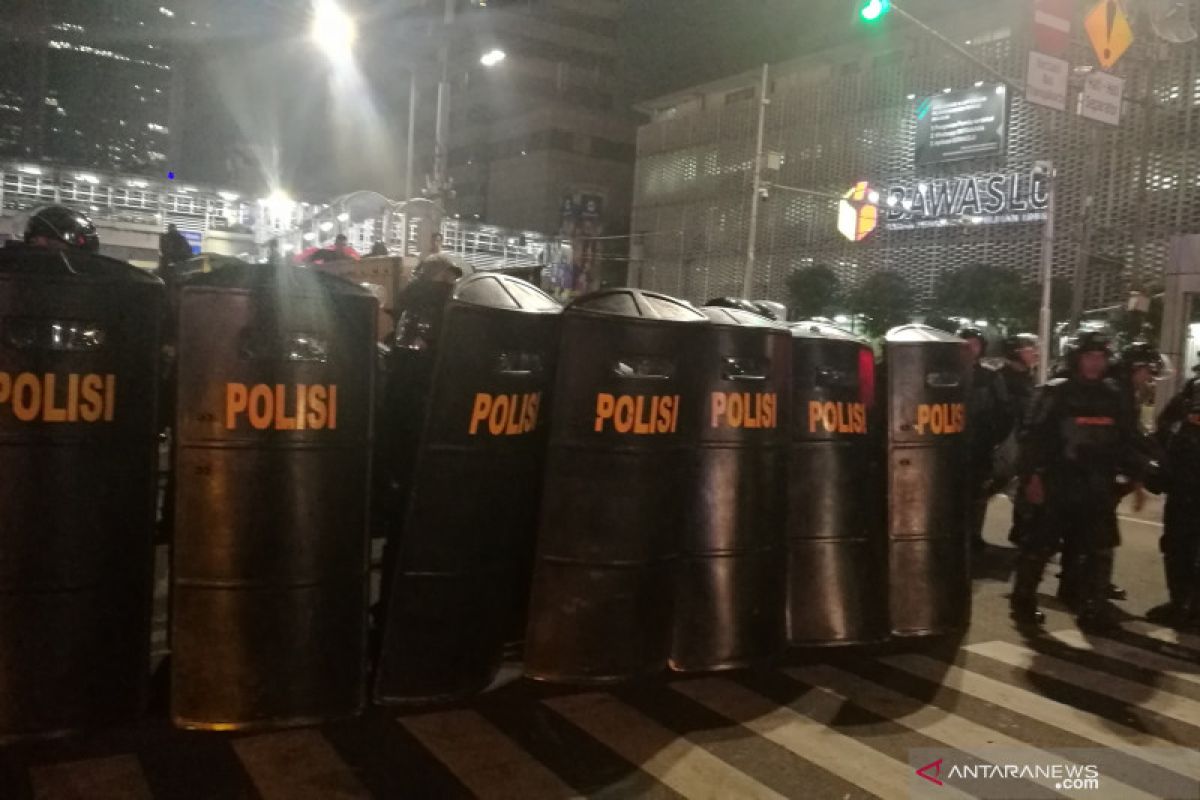 Polisi bermotor  bubarkan pengunjuk rasa