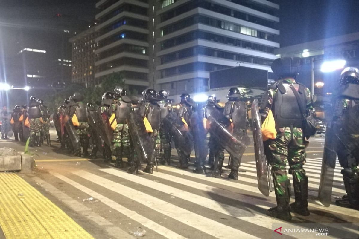 Massa di Bundaran HI sepakat bubarkan diri, namun sejumlah massa lainnya terus memprovokasi