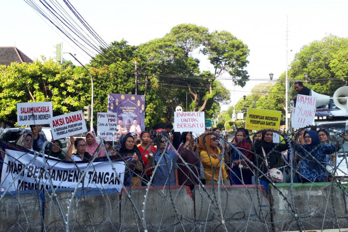 Puluhan ibu rumah tangga serukan Indonesia damai di KPU