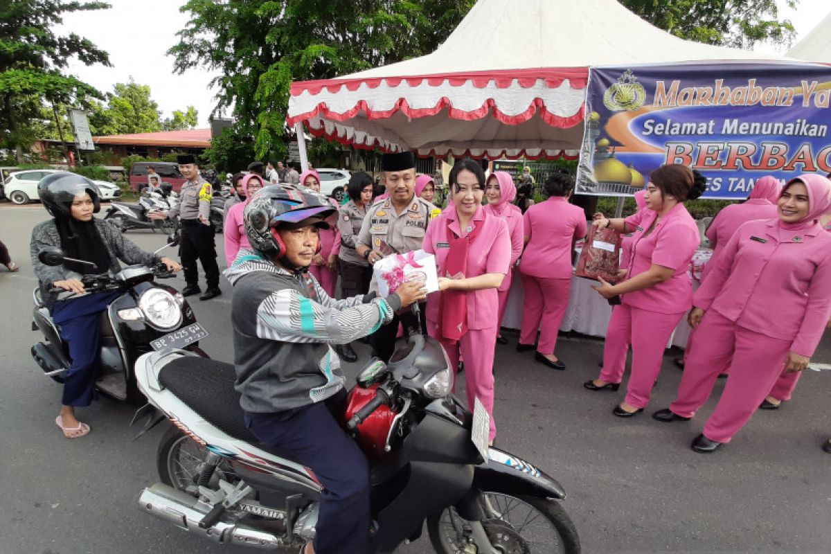 Takjil untuk pengguna jalan raya dibagikan polisi Tanjungpinang