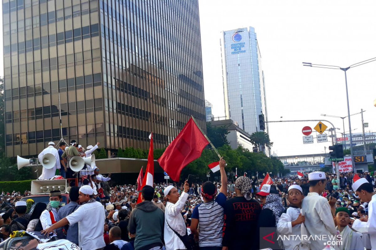 Amien Rais mengimbau massa tidak lakukan kekerasan