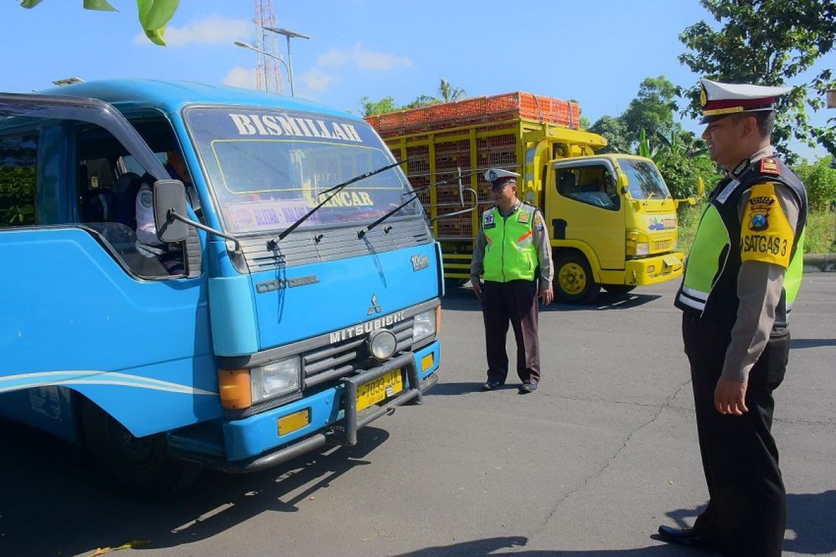 Tim gabungan gelar tes urine bagi sopir truk di Blitar