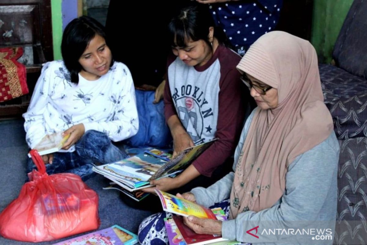 Tim Sinergi Literasi Padang Panjang salurkan paket buku dan sembako