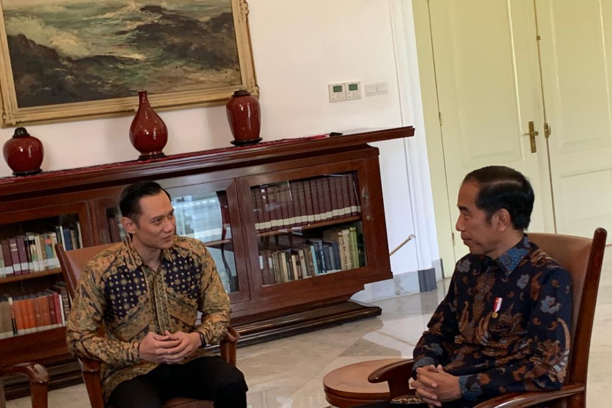 AHY kenakan batik kuning emas temui Jokowi