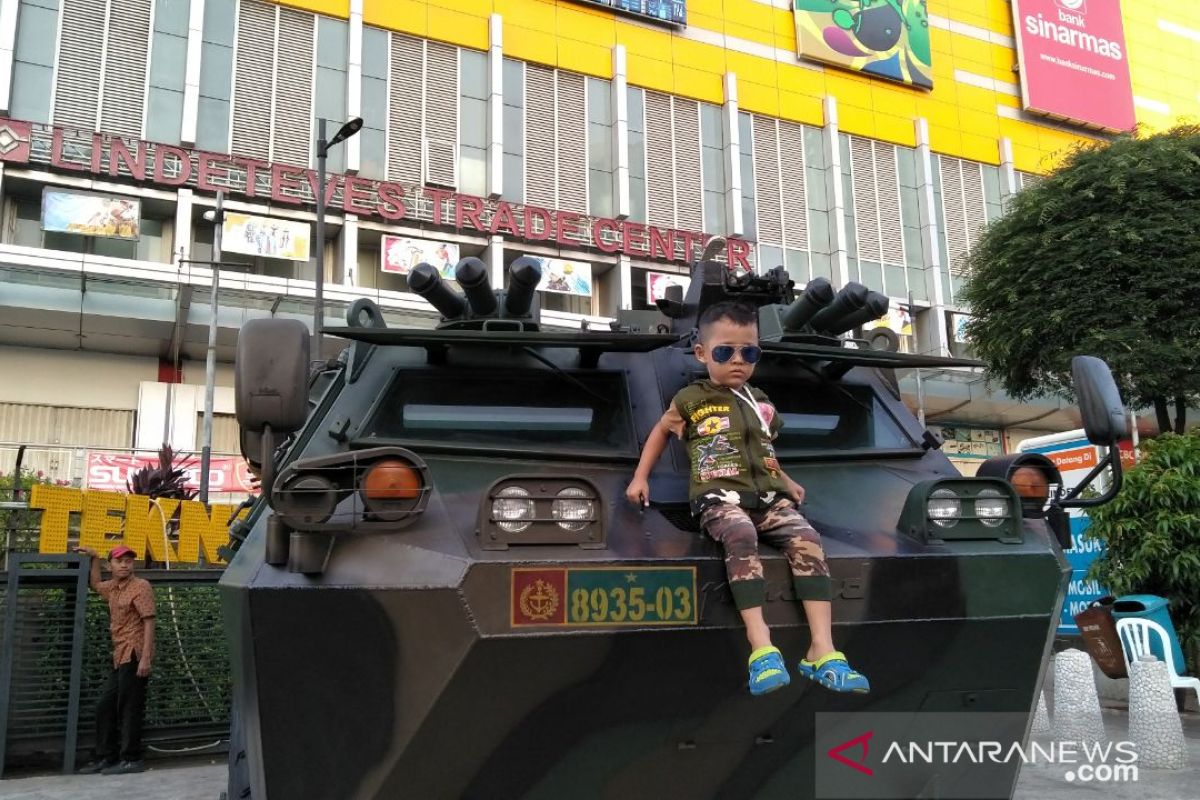 Rantis TNI di Glodok jadi pusat perhatian anak-anak