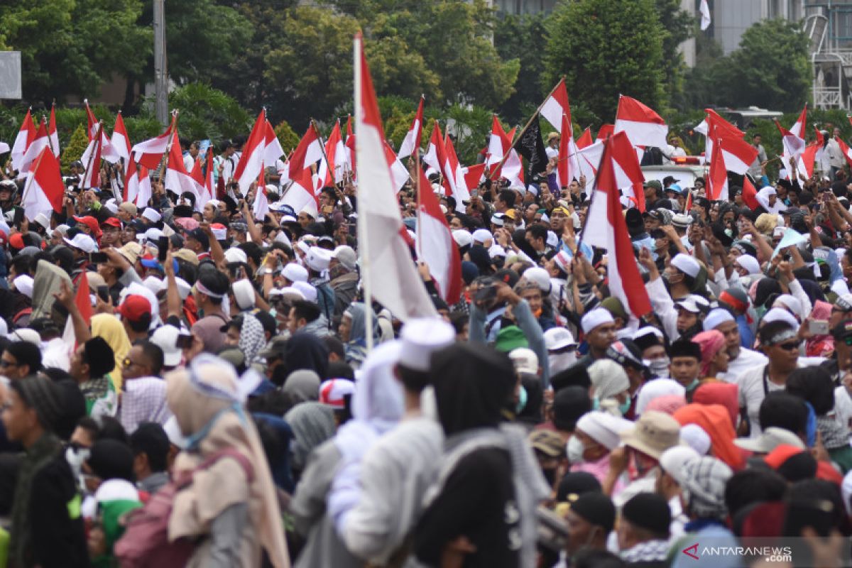 Tampak damai, massa Aksi 22 Mei buka puasa bersama polisi di halaman Gedung Sarinah