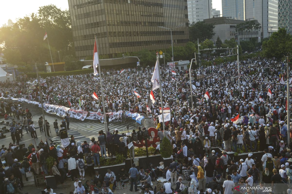 Neno Warisman temui massa di depan Bawaslu RI