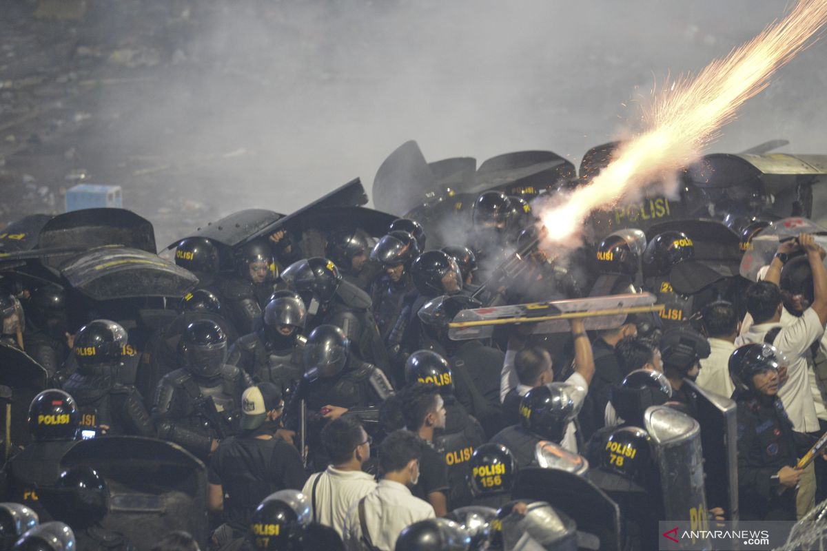 Polisi menembakkan gas air mata urai demonstran di Jalan Thamrin