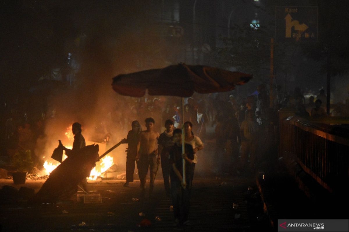 Beberapa kali terjadi  bentrok di sekitar Tanah Abang Rabu pagi