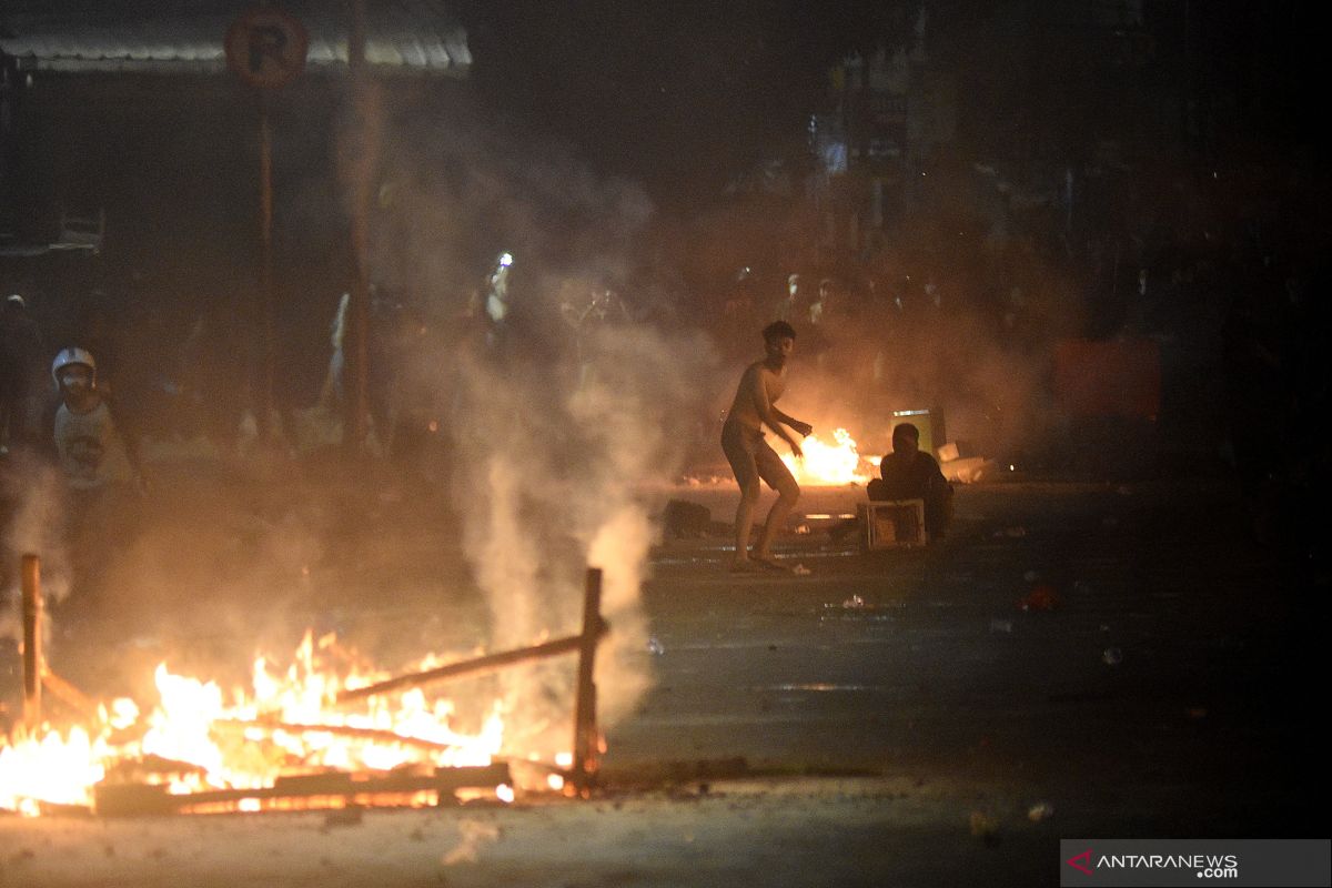 Rabu pagi masih terjadi beberapa kali bentrok di sekitar Tanah Abang