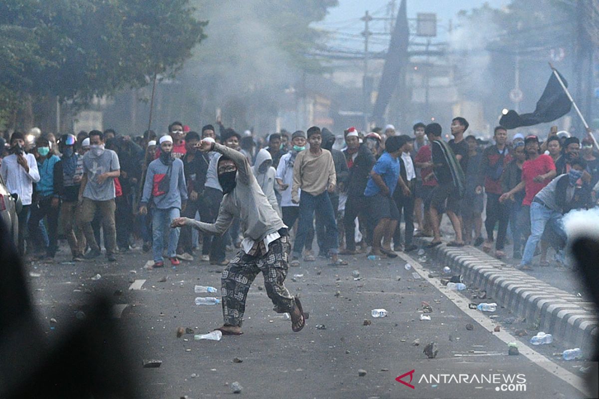 Massa masih berkonsentrasi di sekitar Asrama Brimob Petamburan