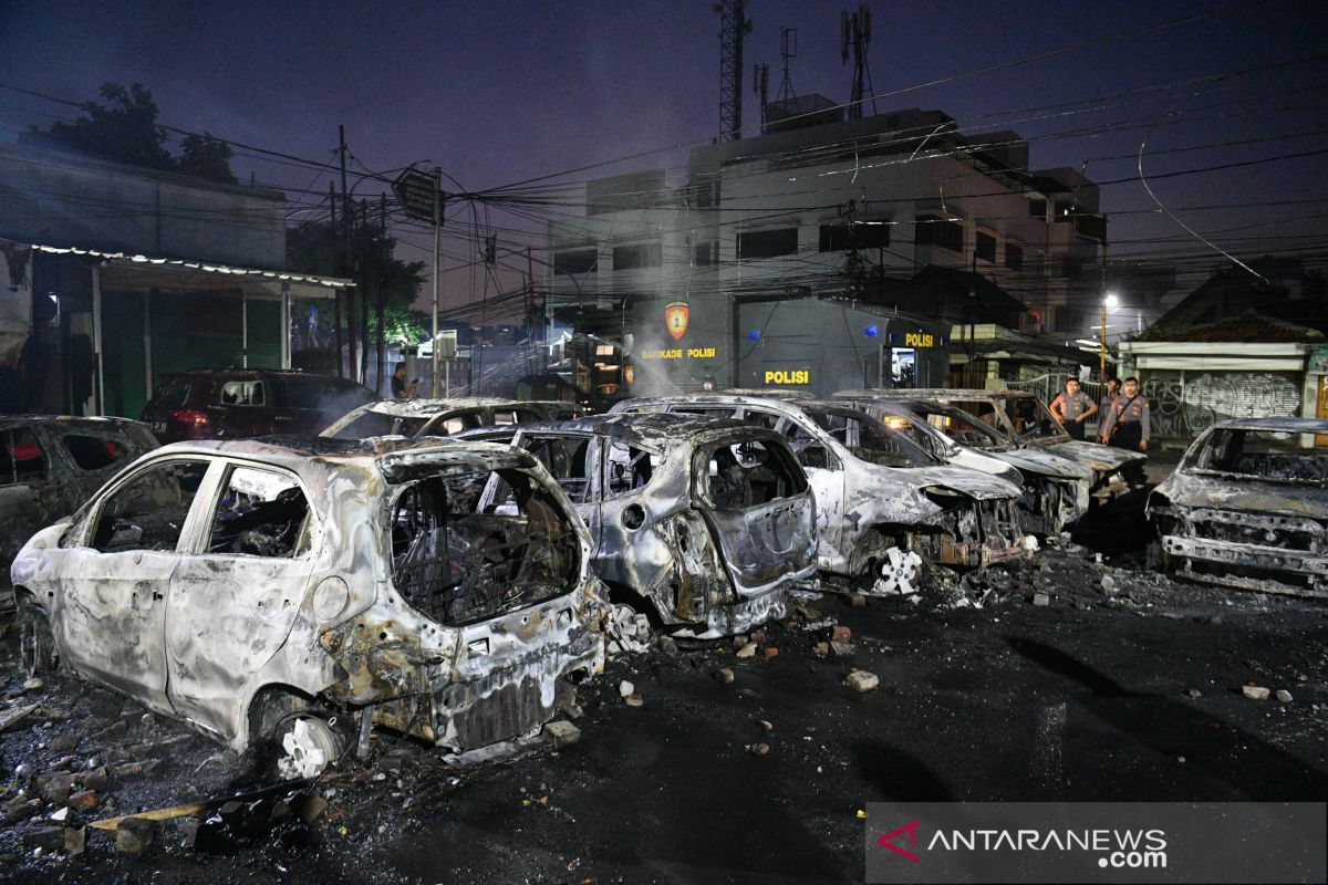 Belasan mobil hangus terbakar di Petamburan Jakarta