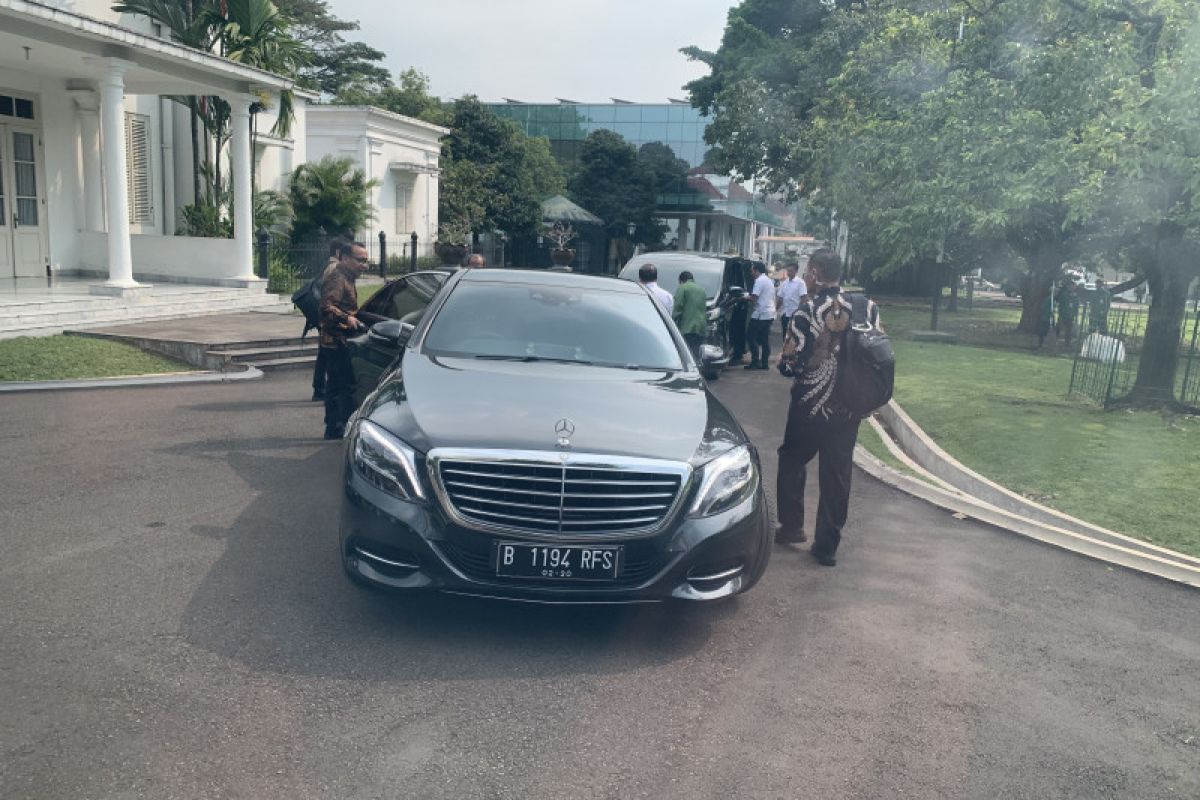 Presiden Jokowi meninggalkan Istana Bogor