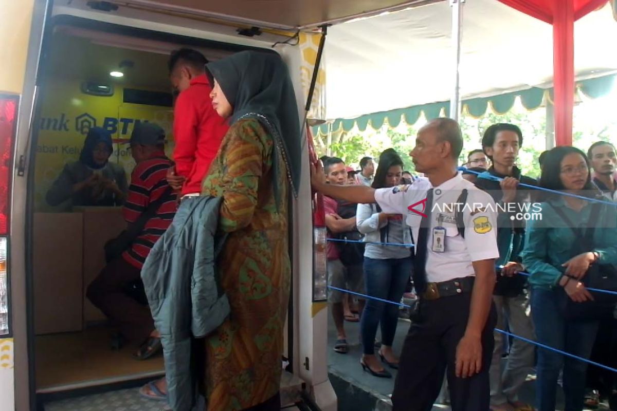 Masyarakat antre tukar uang di halaman Kantor Pemkab Jember (Video)