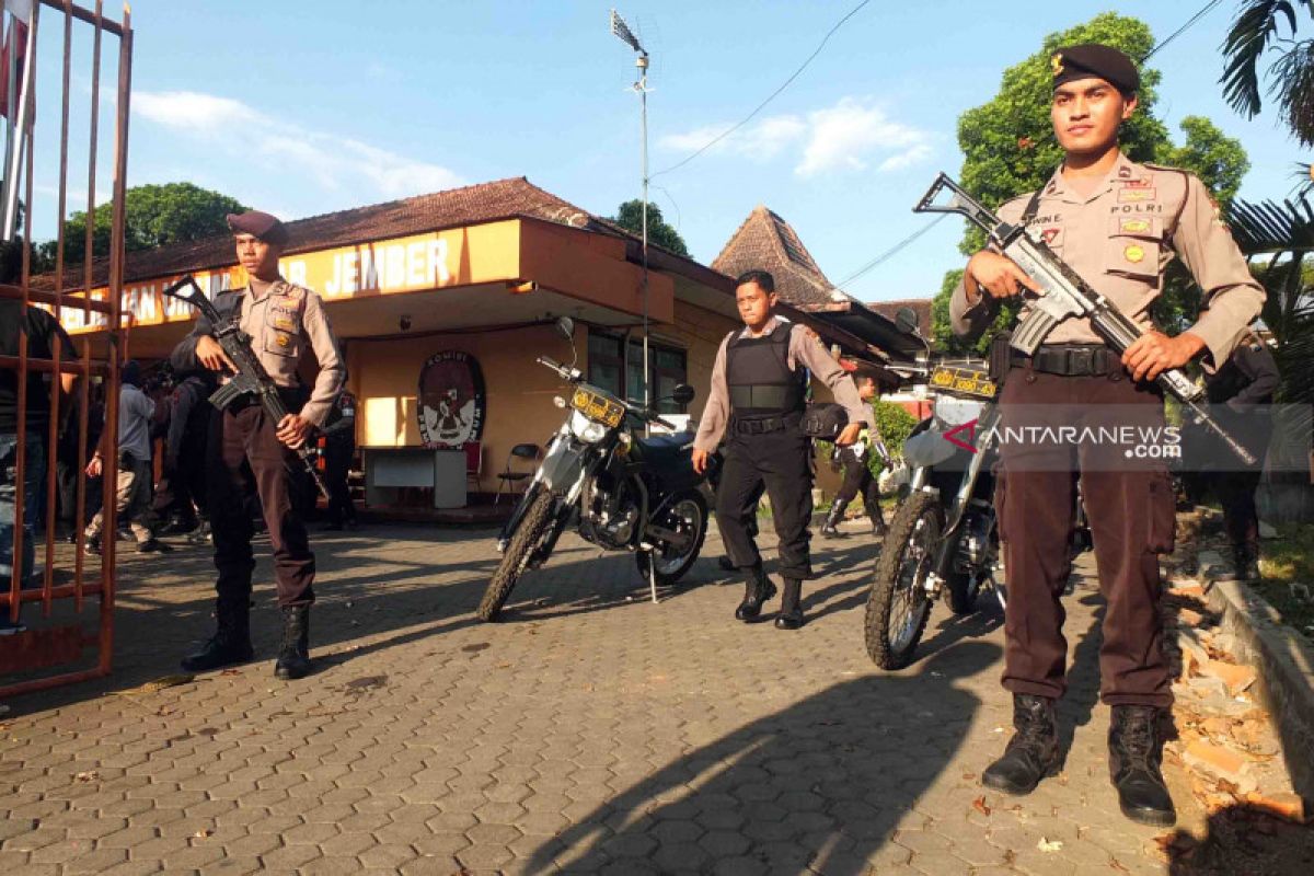 TNI-Polri patroli gabungan di Jember pascakerusuhan Jakarta