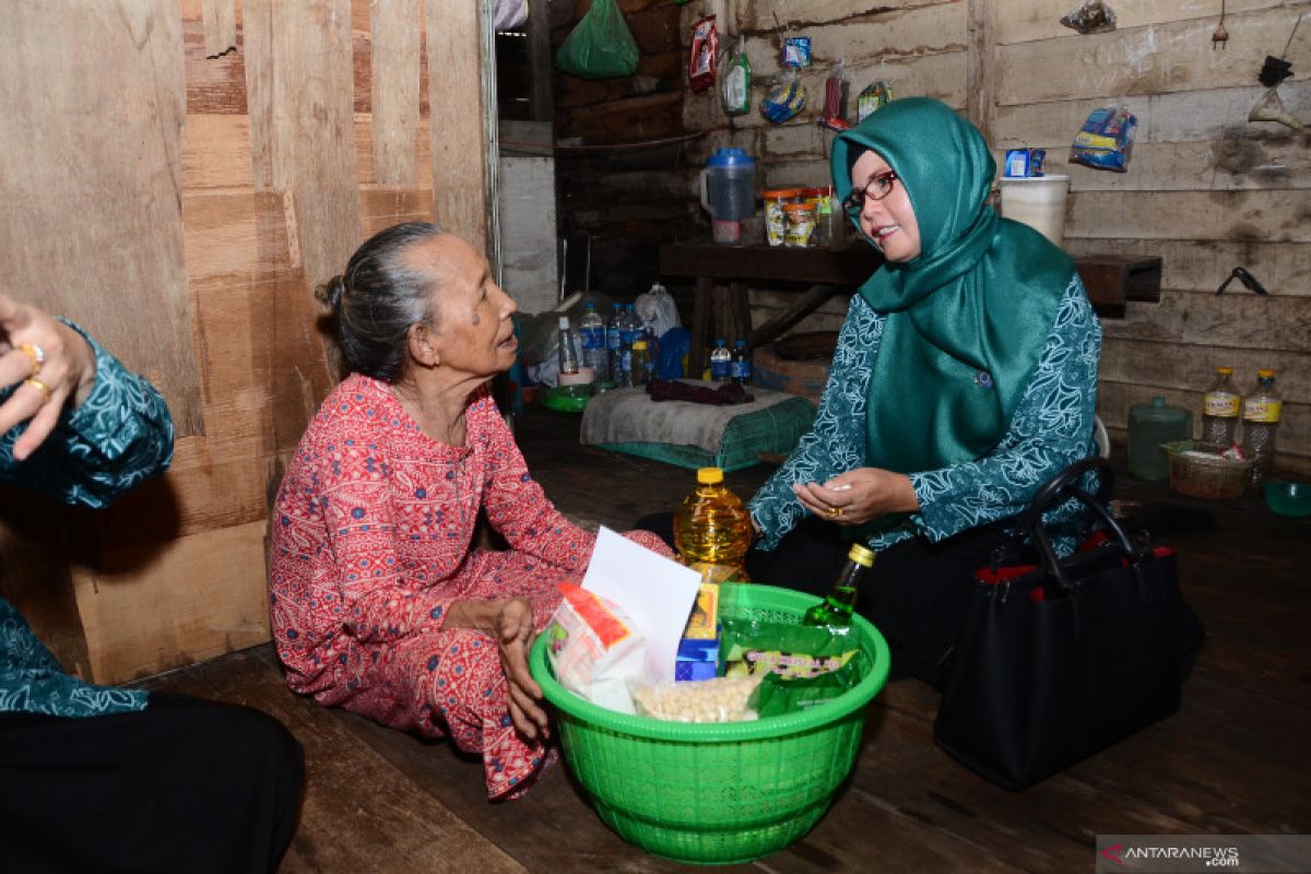 PKK berbagi sembako ke warga kurang mampu