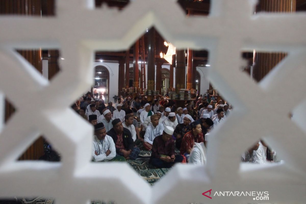 Umat Islam memperingati "Nuzulul Quran" di Masjid Ampel