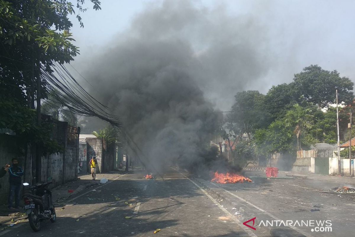 Massa masih berkerumun di Petamburan Jakarta