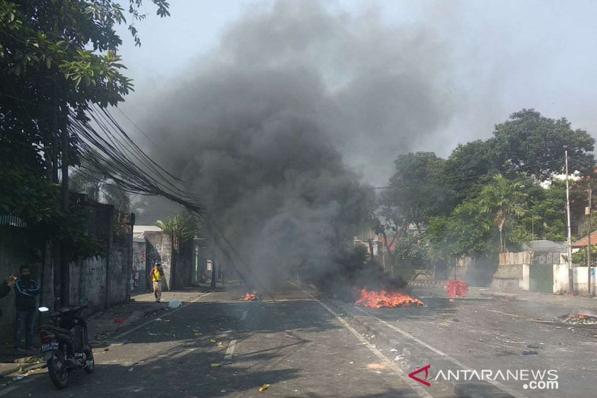 Police resort to tear gas for riot control in Central Jakarta