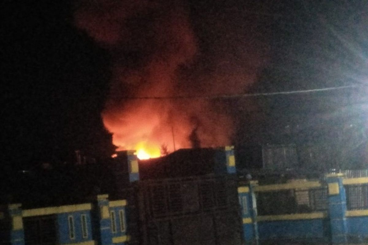 Mob sets alight Wagete police station