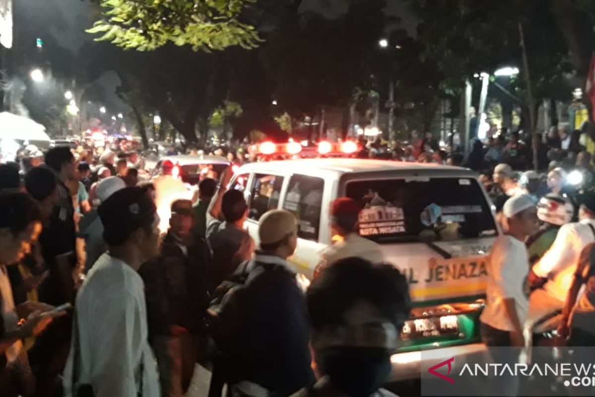 Sejumlah ambulans keluar masuk di Rumah Aspirasi Prabowo-Sandi