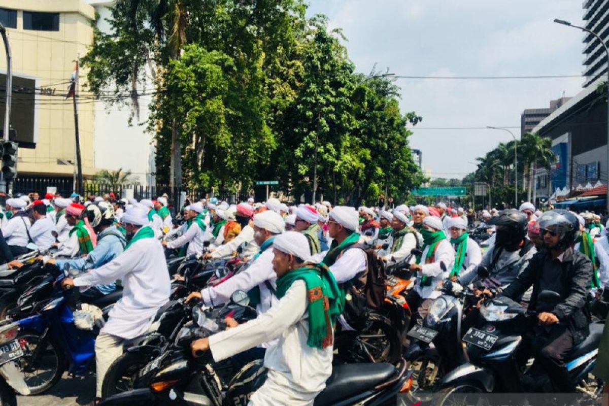 Massa bersorban putih dengan mengendarai motor menuju KPU RI