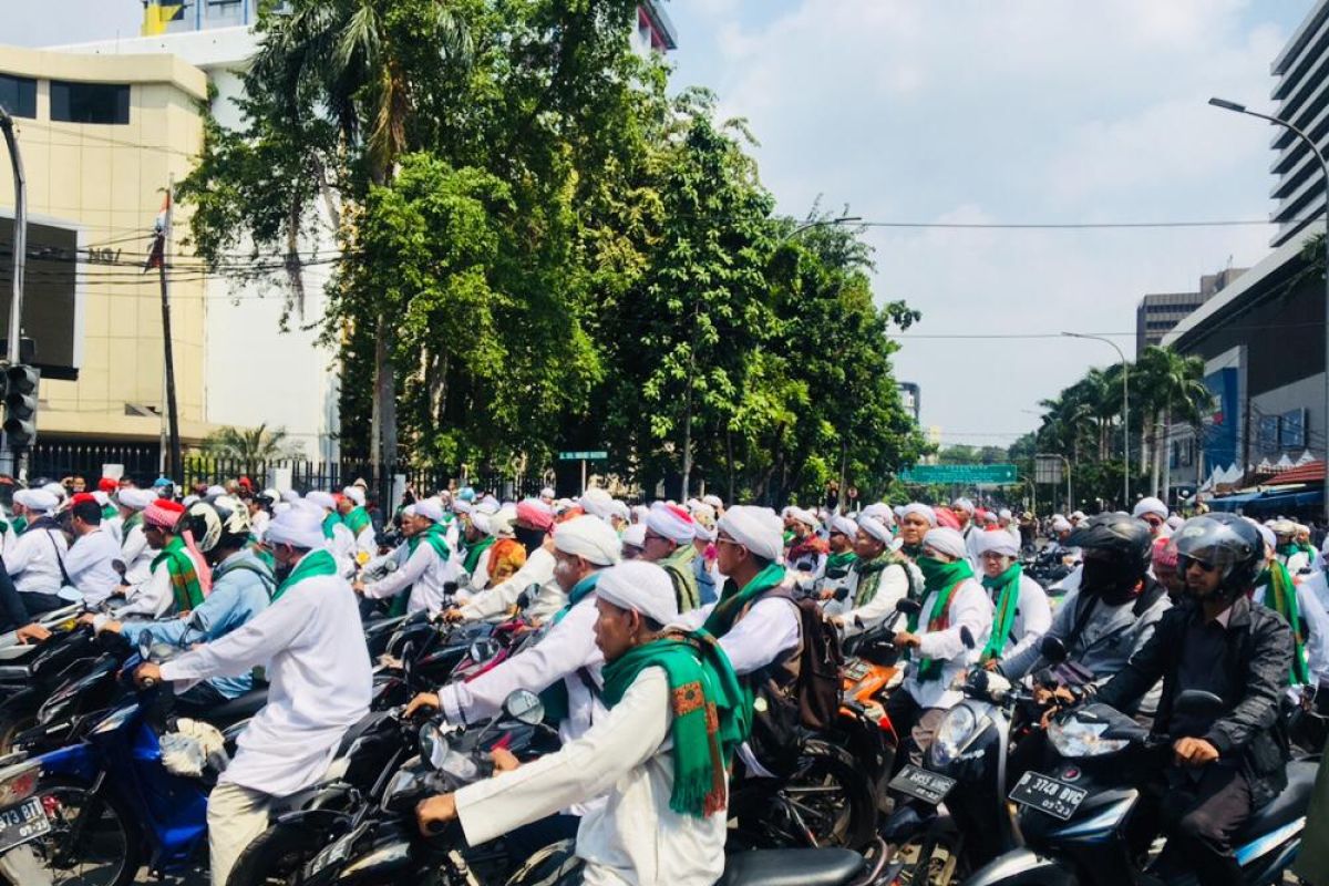 Massa bersorban putih bergerak menuju gedung KPU di Menteng