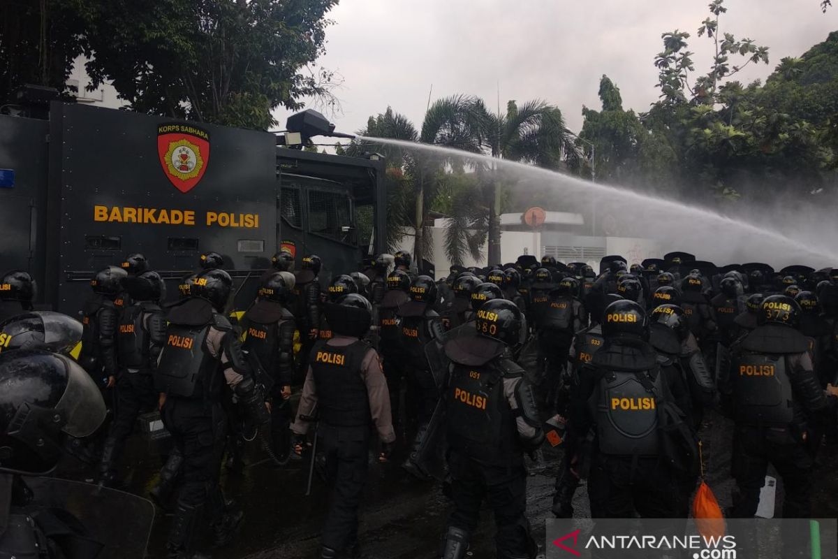 Polisi halau massa di Jalan Brigjen Katamso Petamburan
