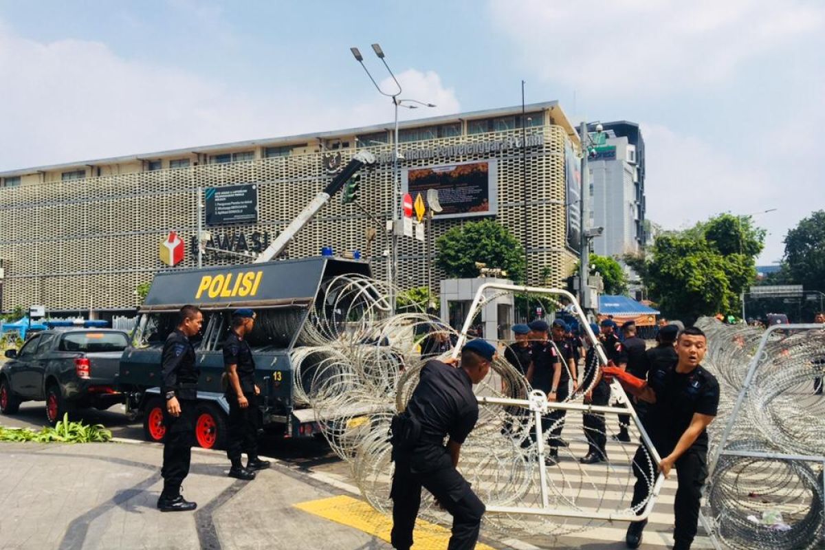 Massa aksi Bawaslu malam hari beda dari yang siang