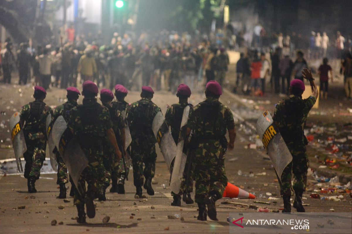 Anggota Marinir tenangkan kerumunan massa di Slipi