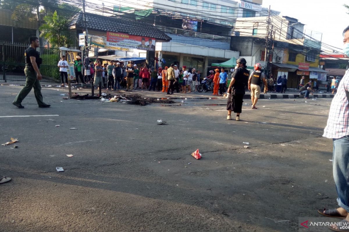 Massa masih berkerumun di sekitar Rumah Sakit Pelni