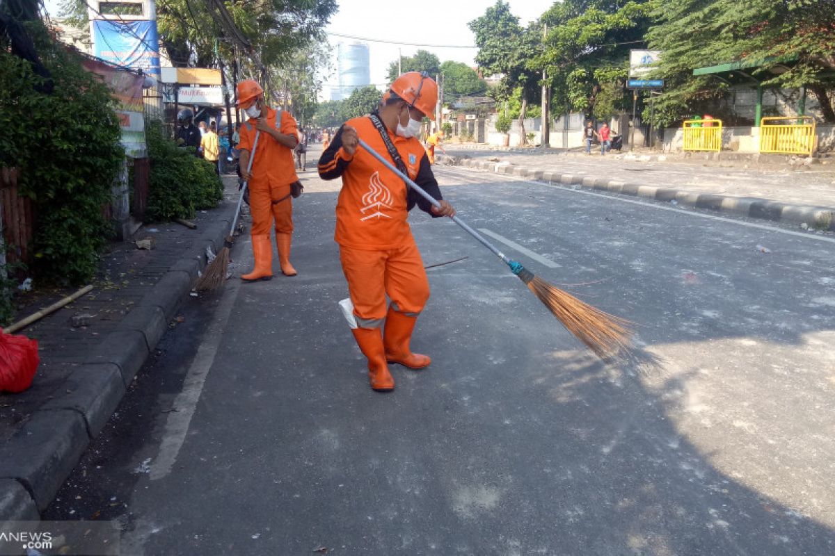 Petugas kebersihan mulai sapu puing berserakan sekitar RS Pelni