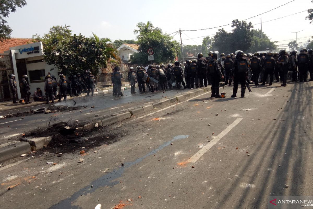 Polisi halau massa di kawasan Petamburan