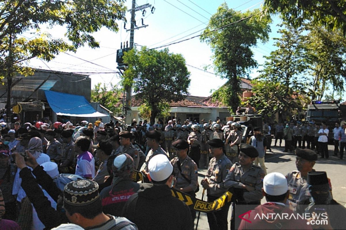 Massa bersenjata bambu runcing mendatangi Mapolres Pamekasan, Madura