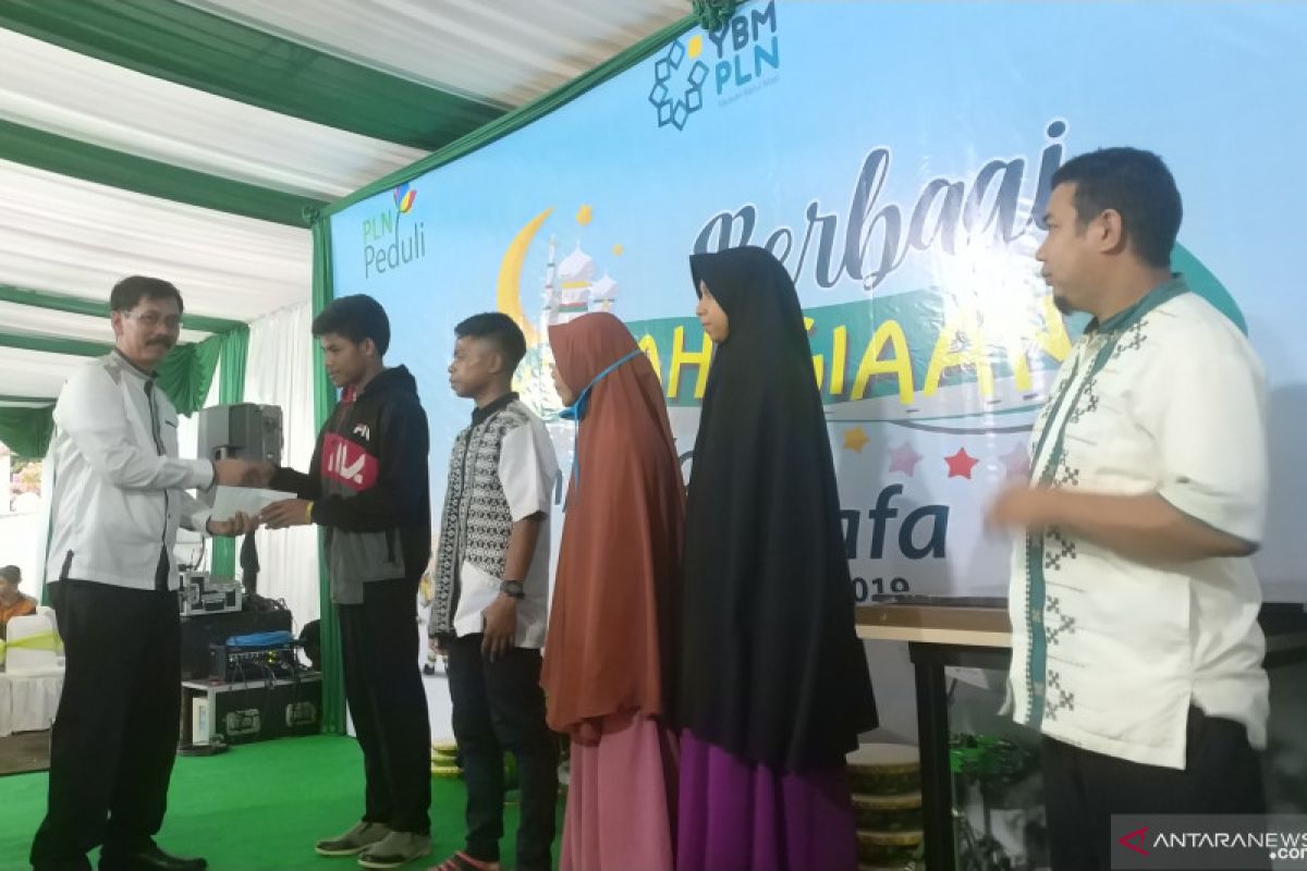 PLN Regional Sulawesi salurkan zakat pegawai untuk mualaf