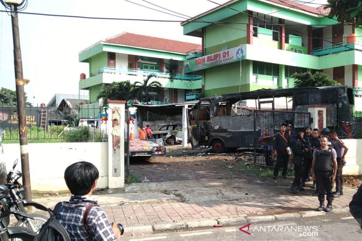 Dua bus Brimob dibakar massa di Jakarta, serta beberapa mobil lainnya rusak berat