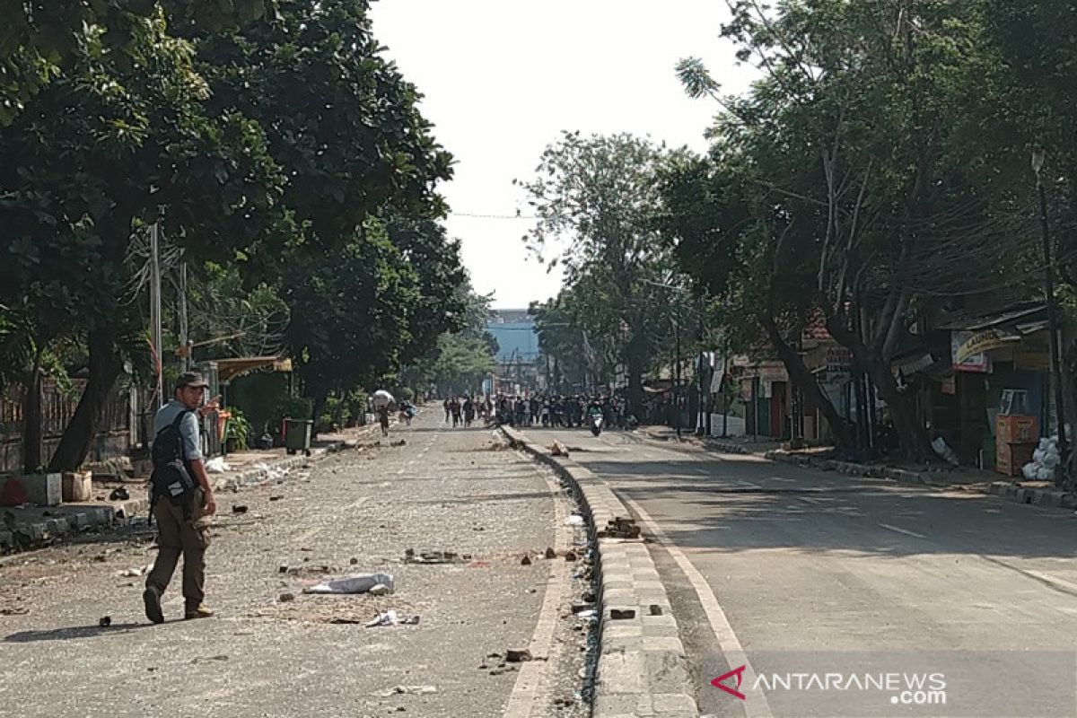 Massa dan polisi sama-sama siaga di Jalan KS Tubun