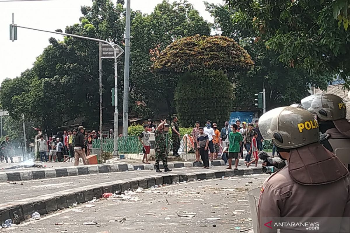Massa provokasi polisi di Petamburan lalu kabur ke masjid