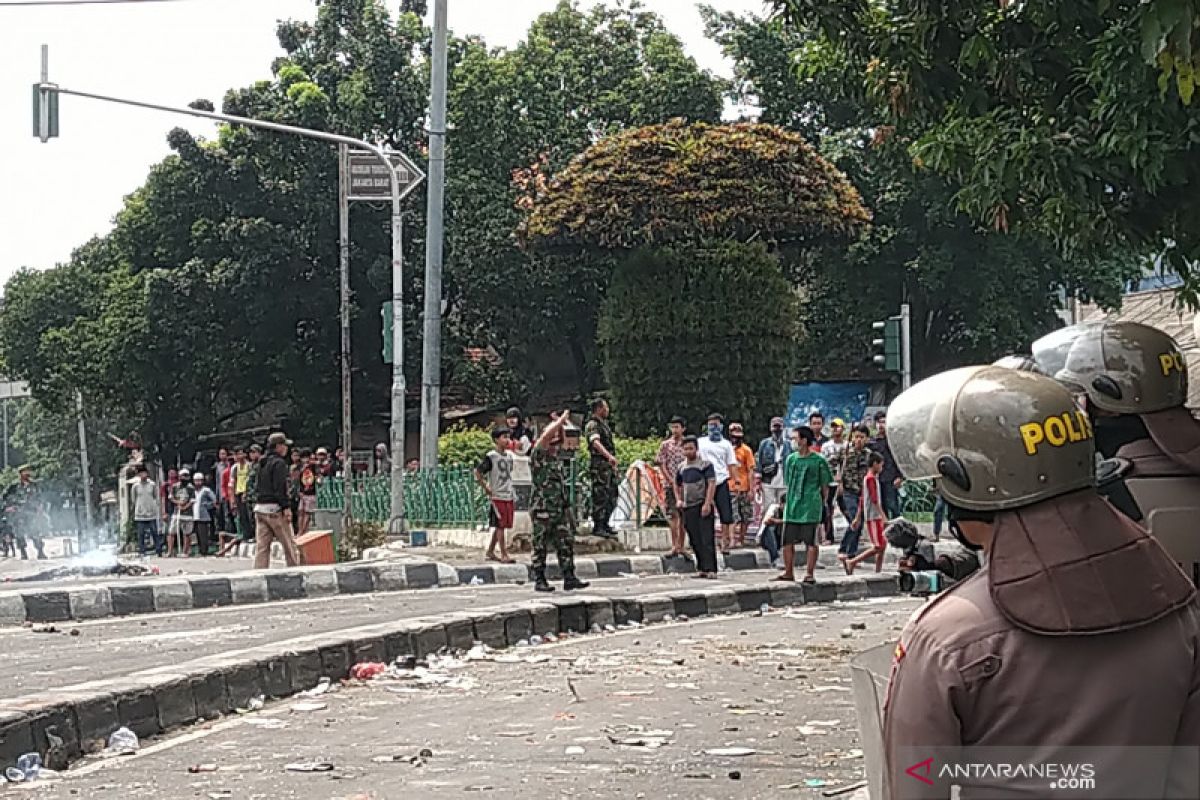 Massa di Petamburan Jakarta Barat provokasi polisi lalu kabur ke masjid